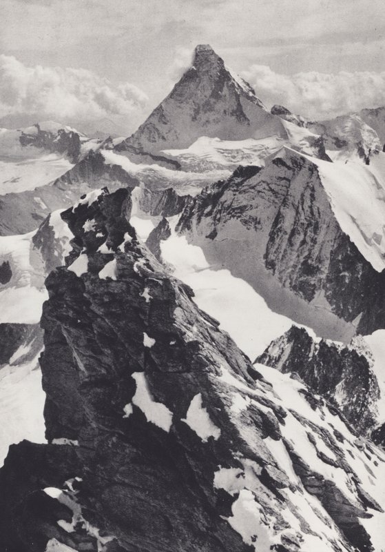Pennine Alps: A Gendarme on the Zinal Rothhorn (صورة بالأبيض والأسود) بواسطة فرانسيس سيدني سميث