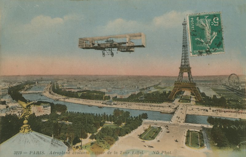 طائرة تدور حول برج إيفل في باريس ، فرنسا. أُرسلت البطاقة البريدية عام 1913. بواسطة مصور فرنسي