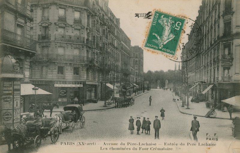 Avenue du Pere-Lachaise في الدائرة 20 في باريس ، فرنسا. عرض الشارع مع مدخل مقبرة Pere Lachaise ومداخن المحرقة. أُرسلت البطاقة البريدية عام 1913. بواسطة مصور فرنسي