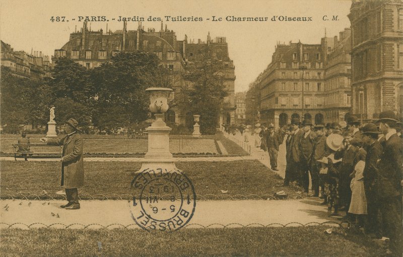 ساحر الطيور في حديقة التويلري في باريس. أُرسلت البطاقة البريدية عام 1913. بواسطة مصور فرنسي