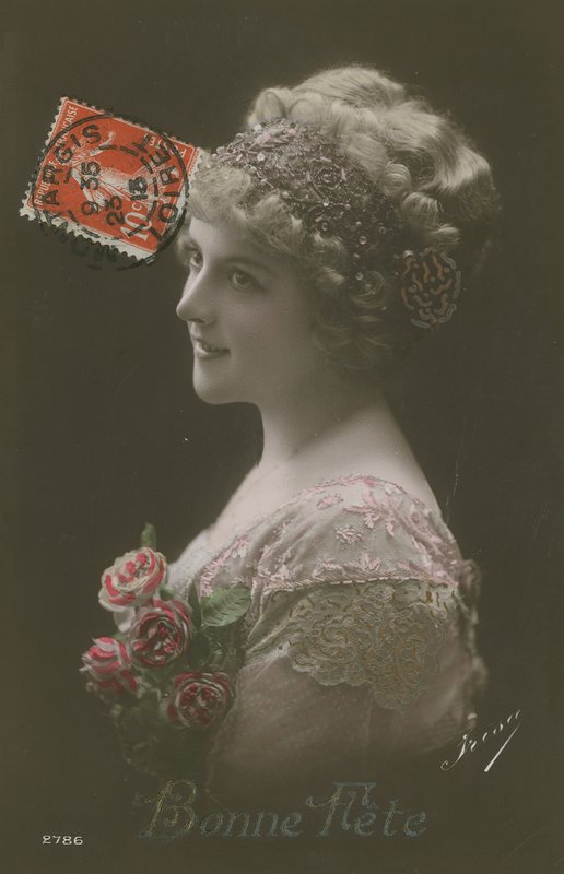 عيد سعيد. أُرسلت البطاقة البريدية عام 1913. بواسطة مصور فرنسي