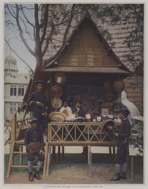 كوخ كمبودي في معرض يونيفرسال 1900 ، باريس (صورة ملونة) بواسطة مصور فرنسي