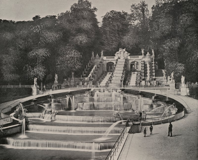 Cascade in the Park of St Cloud (صورة بالأبيض والأسود) بواسطة مصور فرنسي