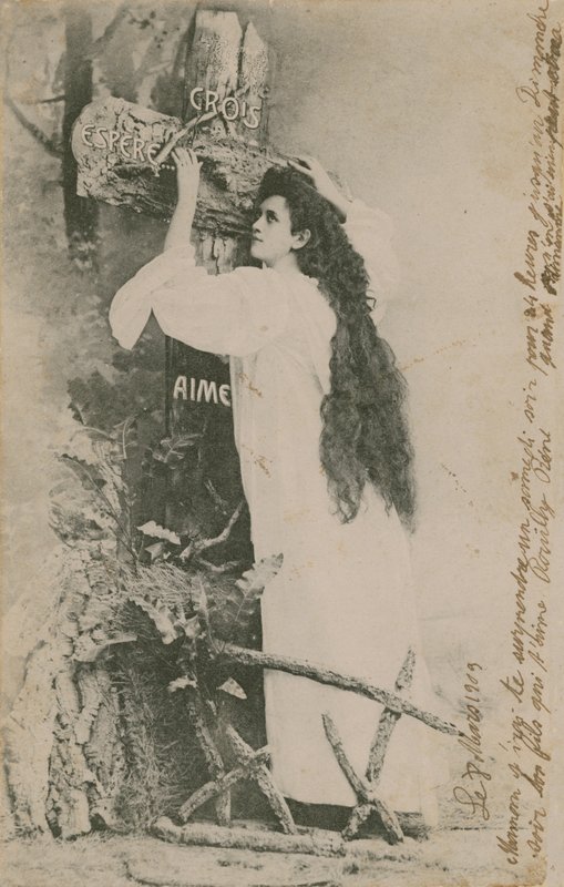 Crois Espere Aime (صدق الأمل الحب). تم إرسال بطاقة بريدية في عام 1913. الكتابة اليدوية على الحافة اليمنى هي رسالة شخصية بين أفراد العائلة. بواسطة مصور فرنسي