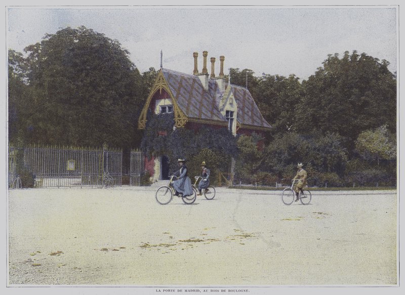 راكبو الدراجات يمرون عبر Porte de Madrid في Bois de Boulogne ، باريس (صورة ملونة) بواسطة مصور فرنسي