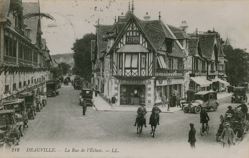 دوفيل ، La Rue de lEcluse. أُرسلت البطاقة البريدية عام 1913. بواسطة مصور فرنسي