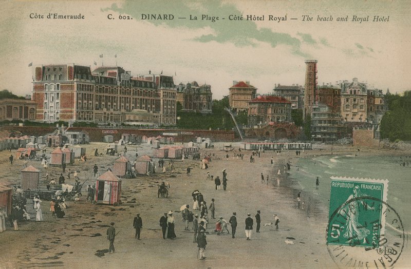 دينار - الشاطئ والفندق الملكي. أُرسلت البطاقة البريدية عام 1913. بواسطة مصور فرنسي