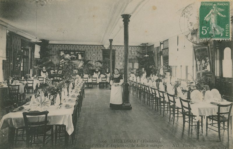 غرفة الطعام في فندق Grand Hotel dAngleterre ، Huelgoat ، بريتاني. أُرسلت البطاقة البريدية عام 1913. بواسطة مصور فرنسي