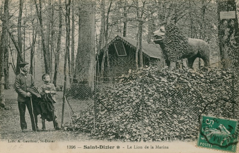 أب وابنه ينظران إلى تمثال أسد في سانت ديزييه. أُرسلت بطاقة بريدية عام 1913. نُشرت بواسطة مكتبة غوتييه. بواسطة مصور فرنسي
