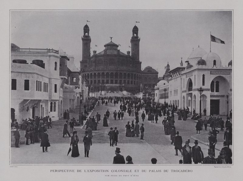 الأجنحة الاستعمارية الفرنسية وقصر تروكاديرو ينظر إليه من Pont d'Iena ، Exposition Universelle 1900 ، Paris (b / w photo) بواسطة مصور فرنسي