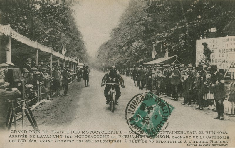سباق الجائزة الكبرى للدراجات النارية الفرنسية ، Fontainebleau ، 22 يونيو 1913. فاز Lavanchy فئة 500 سم مكعب على Motosacoche مع إطارات Hutchinson ، وأكمل دورة 450 كيلومترًا على مدى أكثر من 75 كيلومترًا في الساعة بواسطة مصور فرنسي