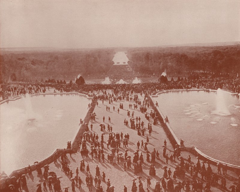 منظر عام ، من القصر ، من Grandes Eaux ، فرساي (b / w photo) بواسطة مصور فرنسي