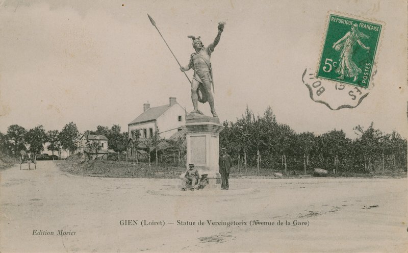جين (Loiret) ، تمثال Vercingetorix. أُرسلت البطاقة البريدية عام 1913. بواسطة مصور فرنسي