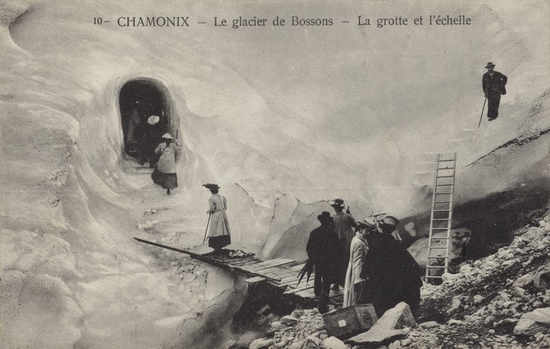 الكهف الجليدي والسلم ، Bossons Glacier ، شامونيكس ، فرنسا (b / w photo) بواسطة مصور فرنسي