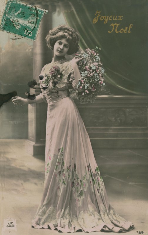 عيد ميلاد سعيد. أُرسلت البطاقة البريدية عام 1913. بواسطة مصور فرنسي