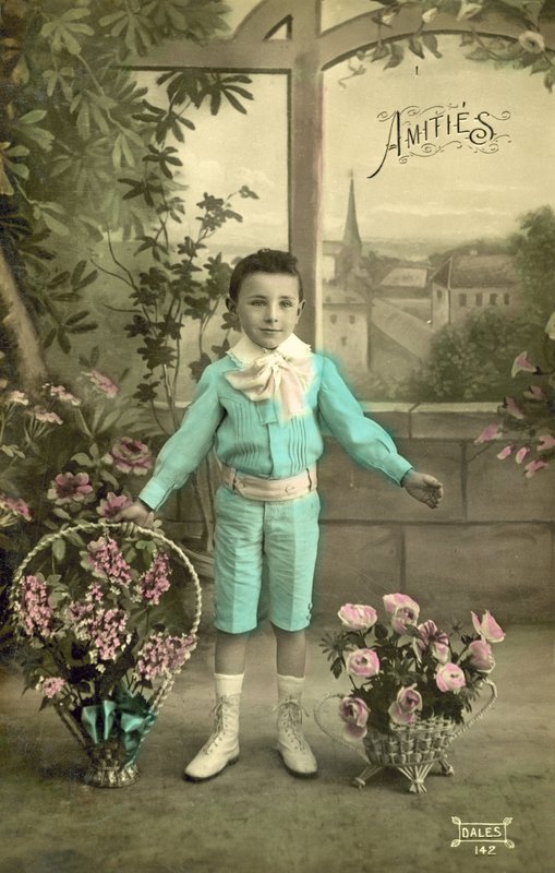 ولد صغير باللون الأزرق (صورة ملونة) بواسطة مصور فرنسي