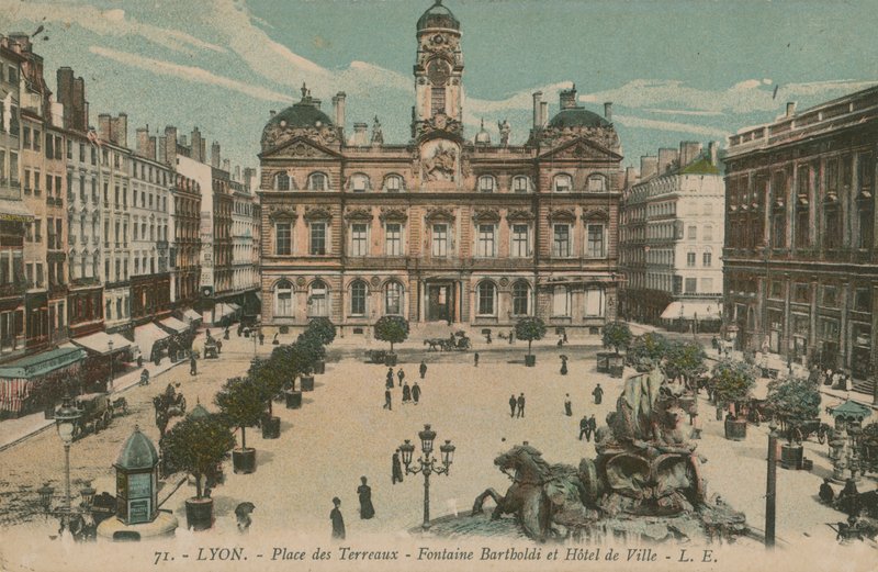 ليون - Place des Terreaux - نافورة بارتولدي وقاعة المدينة. أُرسلت البطاقة البريدية عام 1913. بواسطة مصور فرنسي