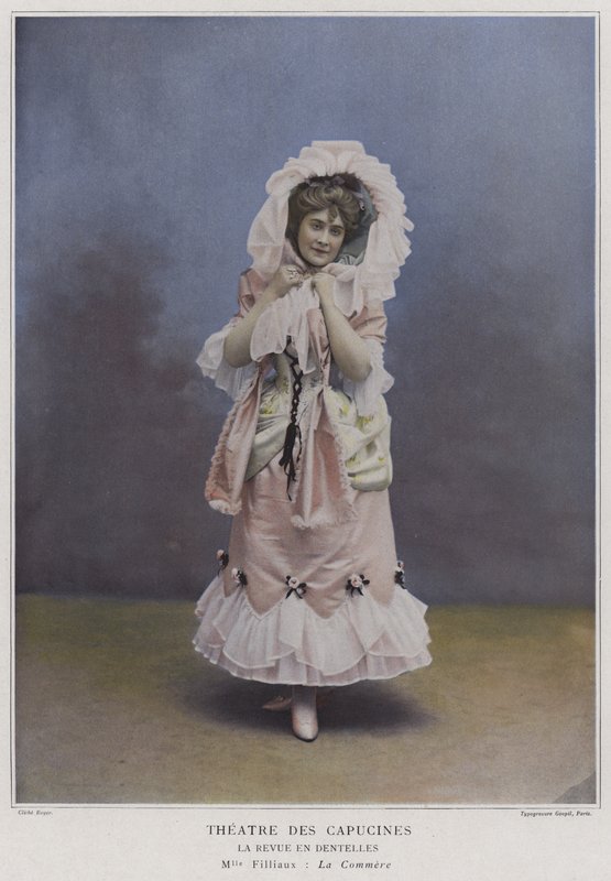 Mademoiselle Filliaux مثل La Commere in La Revue des Dentelles (صورة ملونة) بواسطة مصور فرنسي