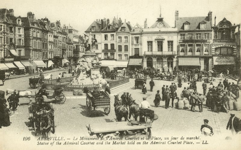 Market on the Place de Admiral Courbet، Abbeville (b / w photo) بواسطة مصور فرنسي