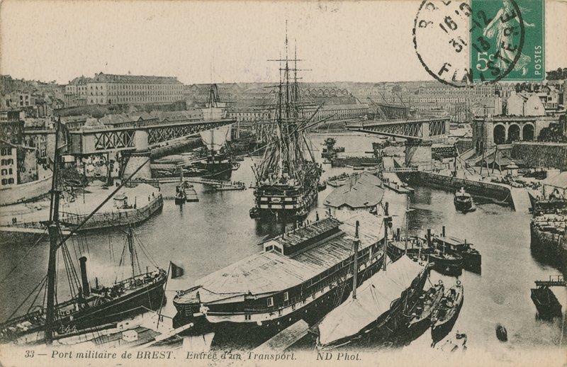 الميناء العسكري في بريست ، فرنسا. أُرسلت البطاقة البريدية عام 1913. بواسطة مصور فرنسي