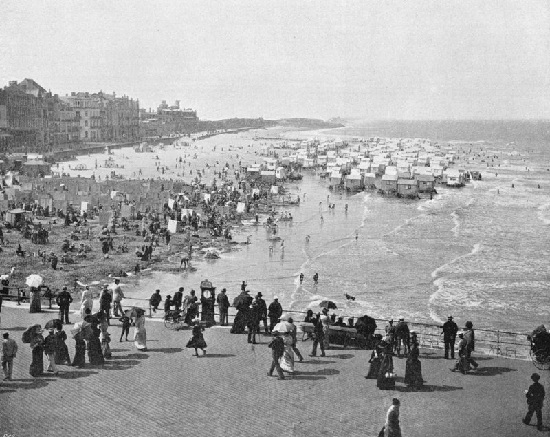 أوستند - The Kursaal and the Beach (b / w photo) بواسطة مصور فرنسي