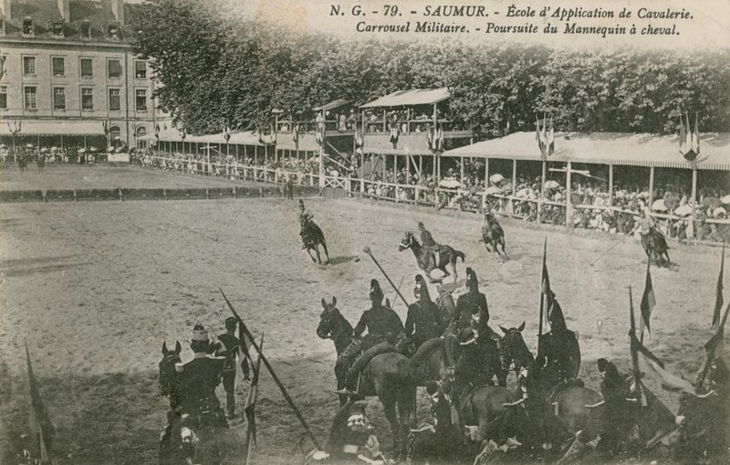 موكب في مدرسة الفرسان في سومور. أُرسلت البطاقة البريدية عام 1913. بواسطة مصور فرنسي