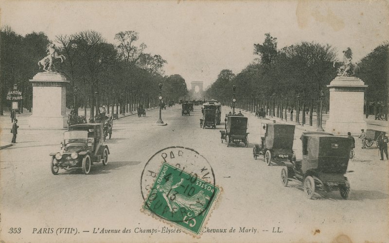 باريس - شارع الشانزليزيه. أُرسلت البطاقة البريدية عام 1913. بواسطة مصور فرنسي