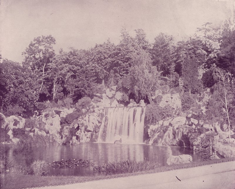 باريس: جراند كاسكيد في Bois de Boulogne (b / w photo) بواسطة مصور فرنسي