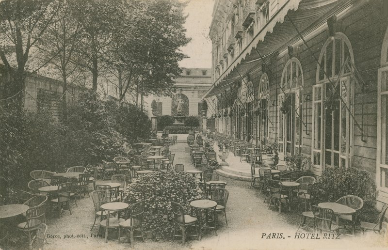 فناء فندق ريتز ، باريس. أُرسلت البطاقة البريدية عام 1913. بواسطة مصور فرنسي