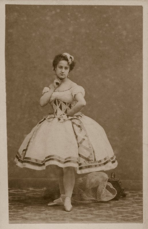 Portrait of a dancer (b/w photo) بواسطة مصور فرنسي