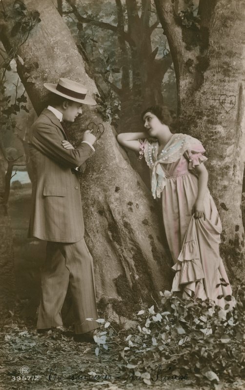 بطاقة بريدية لعشاق نحت قلبًا على شجرة ، أُرسلت عام 1913 (صورة ملونة يدويًا) بواسطة مصور فرنسي