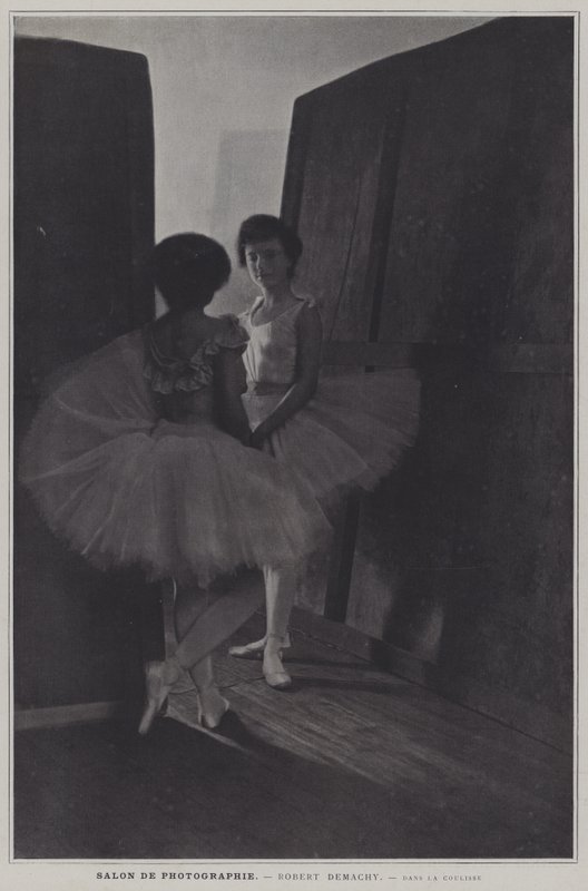 Salon de Photographer: Dans la Coulisse (خلف الكواليس) (b / w photo) بواسطة مصور فرنسي