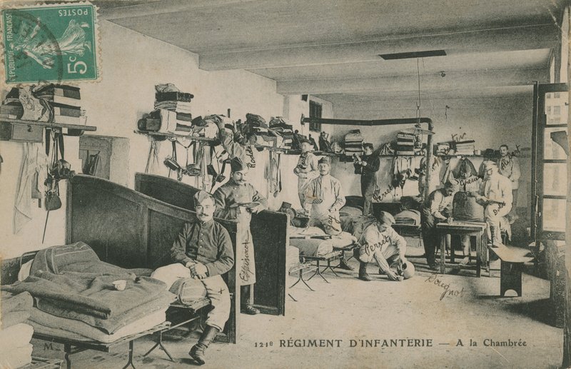 جنود فوج المشاة الفرنسي 121 في ثكناتهم. أُرسلت البطاقة البريدية عام 1913. بواسطة مصور فرنسي