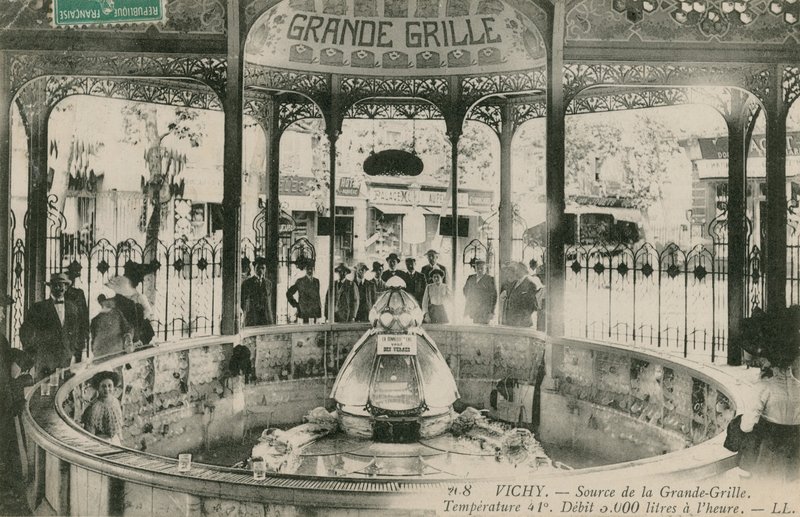 مصدر ربيع جراند جريل في فيشي. أُرسلت البطاقة البريدية عام 1913. بواسطة مصور فرنسي