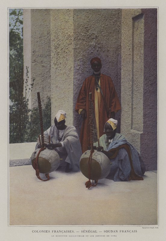 صائغ المجوهرات Gallo-Thiam و Cora player في السنغال وقسم السودان الفرنسي في معرض يونيفرسيل 1900 ، باريس (صورة ملونة) بواسطة مصور فرنسي