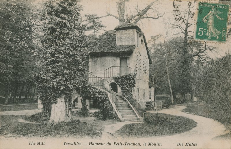 الطاحونة في Hameau de la reine ، وهي ملاذ ريفي تم بناؤه لماري أنطوانيت في حديقة شاتو دو فرساي بالقرب من Petit Trianon. أُرسلت البطاقة البريدية عام 1913. بواسطة مصور فرنسي