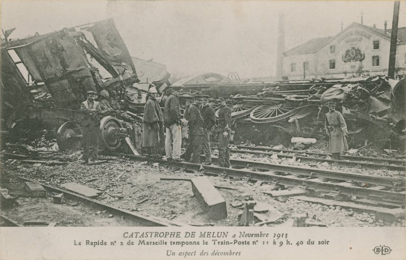 تحطم قطار في ميلون بفرنسا ، 4 نوفمبر 1913. منظر للحطام. أُرسلت البطاقة البريدية عام 1913. بواسطة مصور فرنسي