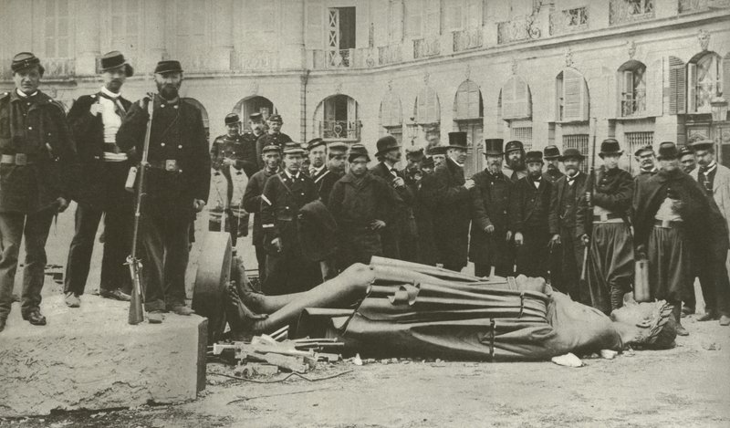 عمود فاندوم ، بعد أن تم هدمه في 16 مايو 1871 (صورة بالأبيض والأسود) بواسطة مصور فرنسي