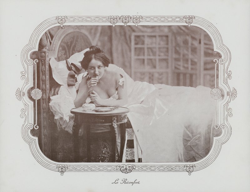 Woman relaxing in bed (b/w photo) بواسطة مصور فرنسي