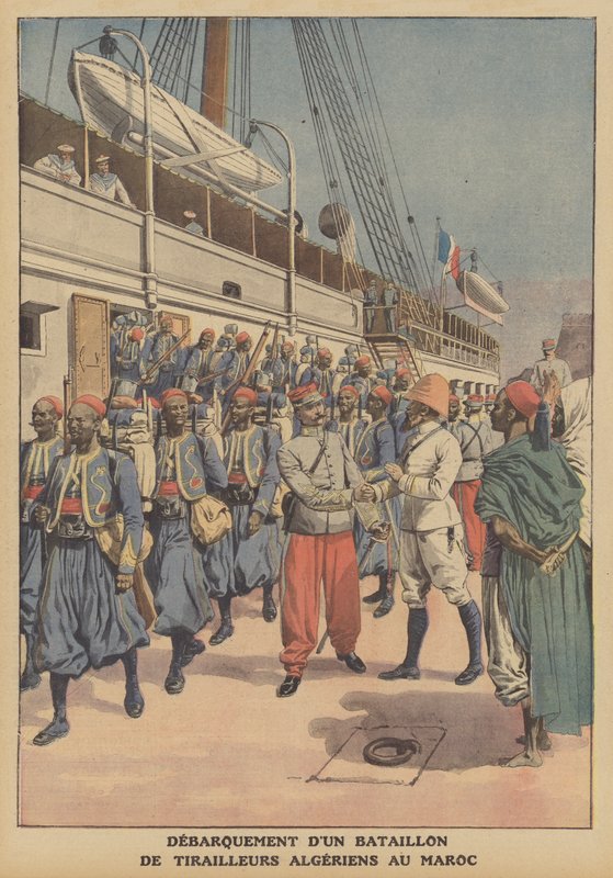 كتيبة من tirailleurs الجزائريين تنزل من سفينة في الدار البيضاء ، المغرب (color litho) بواسطة المدرسة الفرنسية