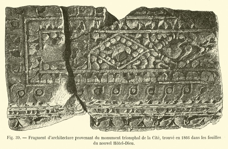 جزء من الهندسة المعمارية من النصب التذكاري للمدينة ، تم العثور عليه عام 1866 في حفريات فندق ديو الجديد بواسطة المدرسة الفرنسية