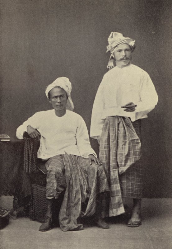 بورما: المؤلف يرتدي الزي البورمي (1878) مع رفيقه في كرة القدم (صورة بالأبيض والأسود) بواسطة جورج بيرتين سكوت