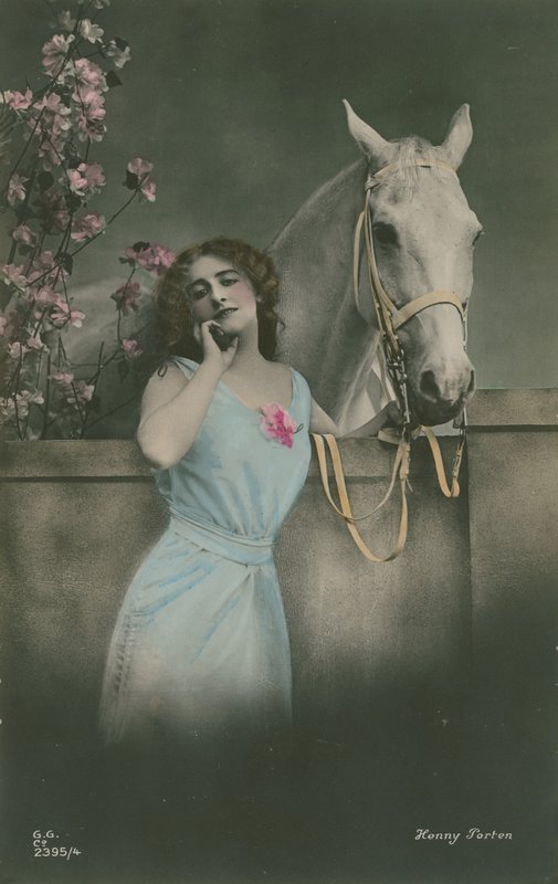 بطاقة بريدية لنجمة السينما الألمانية هيني بورتن، أُرسلت عام 1913 (صورة ملونة باليد) بواسطة مصور ألماني