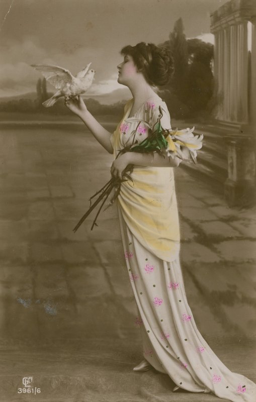 بطاقة بريدية لفتاة جميلة مع زهور الزنبق وحمامة أُرسلت عام 1913 (صورة ملونة باليد) بواسطة مصور ألماني