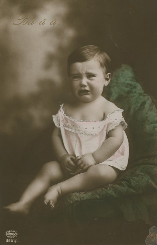 بطاقة بريدية لصبي يبكي، أُرسلت عام 1913 (صورة ملونة باليد) بواسطة مصور ألماني