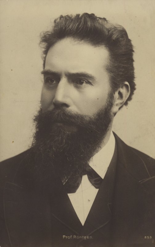 فيلهلم رونتجن (1845-1923)، فيزيائي ألماني (صورة فوتوغرافية بالأبيض والأسود) بواسطة مصور ألماني