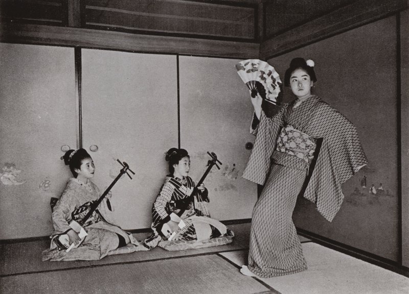 A Geisha dancing (b/w photo) بواسطة هربرت بونتينج