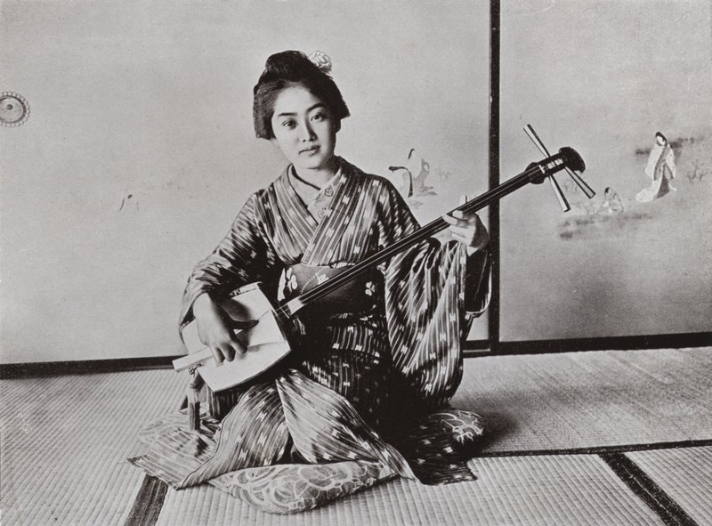 A Geisha تعزف على Samisen (b / w photo) بواسطة هربرت بونتينج