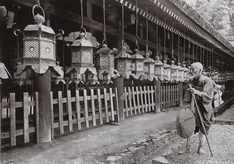 حاج في معبد كاسوجا ، نارا (b / w photo) بواسطة هربرت بونتينج