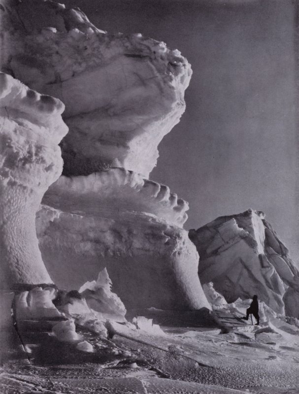 معاقل الجليد في Castle Berg (صورة b / w) بواسطة هربرت بونتينج